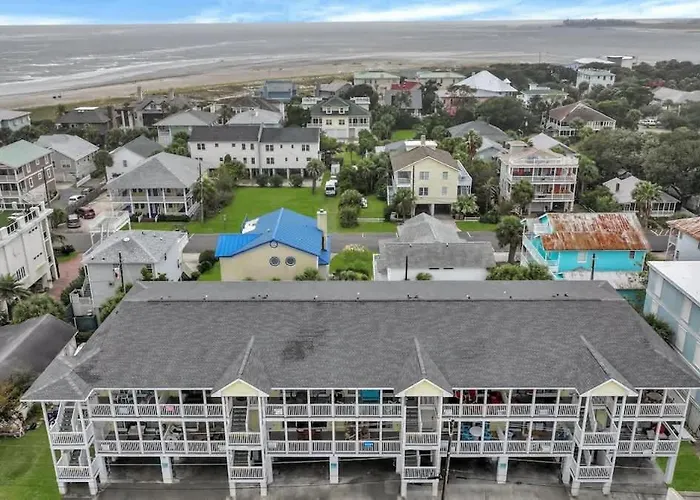 Lovely Tybee Condo Short Walk To The Beach With Lots Of Amenities